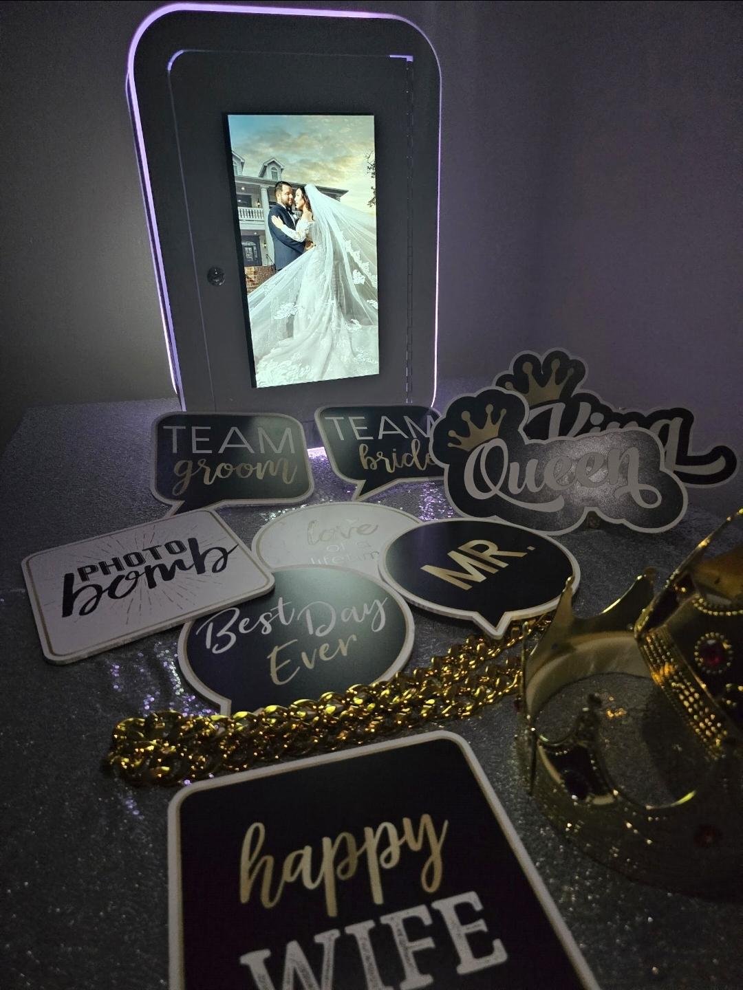 Wedding props & illuminated booth